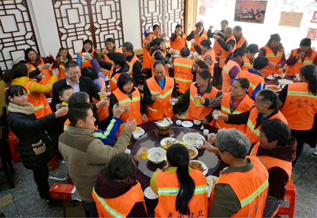 武岡企業(yè)家邀請百余名環(huán)衛(wèi)工人吃團(tuán)年飯