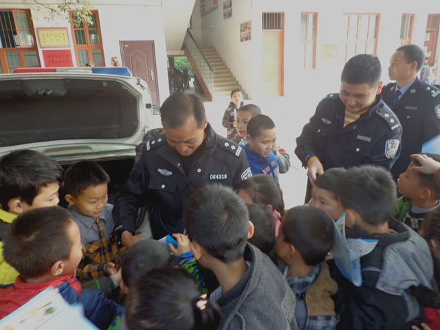 武岡交警大隊走進(jìn)法相巖小學(xué)開展中小學(xué)生安全教育日系列活動
