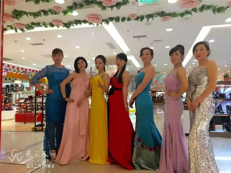 步步高婚紗珠寶秀美女如云