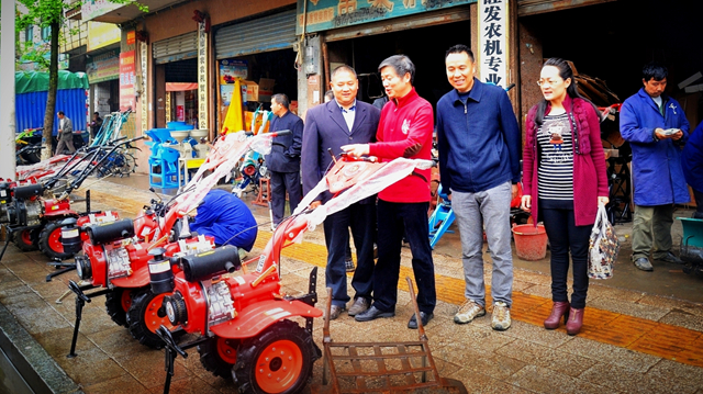 赠送“铁牛”助春耕
