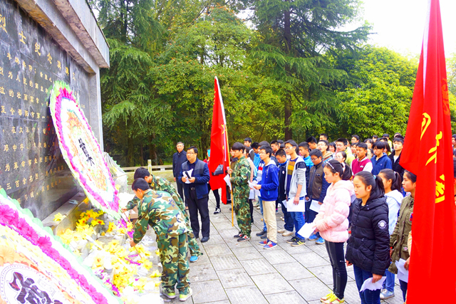 武岡二中師生清明節(jié)前祭先烈