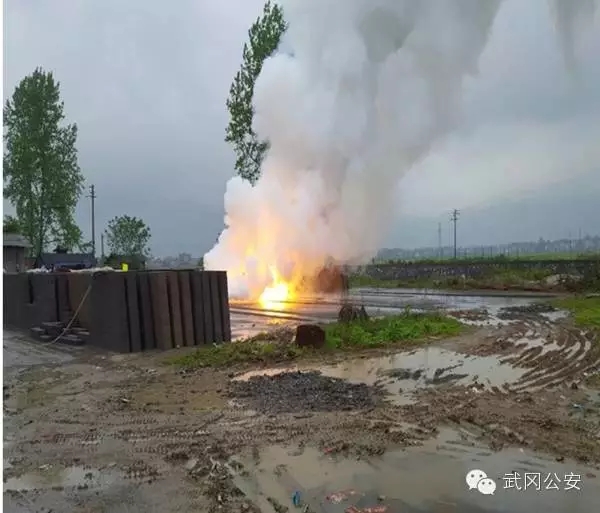 武岡市公安局集中銷毀煙花爆竹半成品 及時(shí)消除治隱患