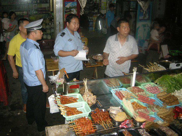 市城管局集中行動(dòng)取締35家夜宵攤點(diǎn)