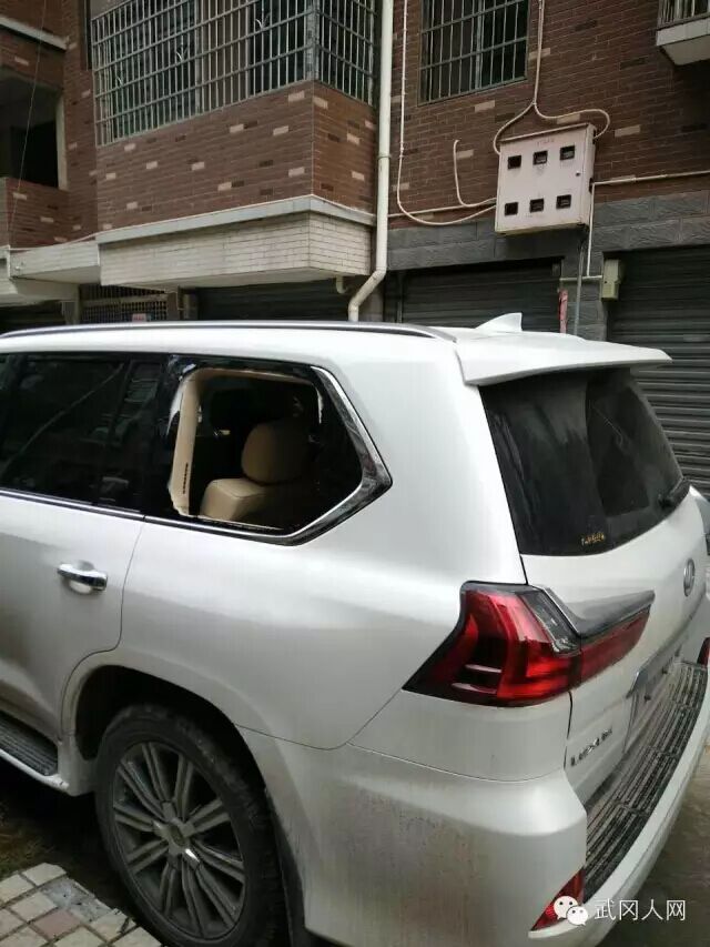 武岡龍湖170萬豪車被秒開，錢物全盜