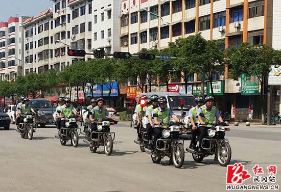 武岡城區(qū)警車(chē)街面巡邏,防止街面斗毆