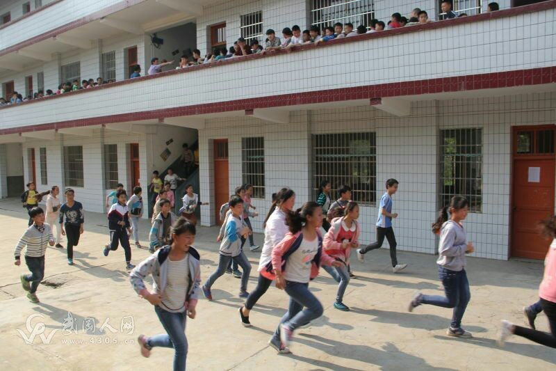 灣頭鎮(zhèn)中學(xué)組織開展應(yīng)急疏散演練