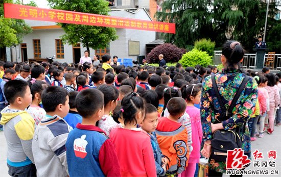 武岡干警給光明小學(xué)1600名學(xué)生上課