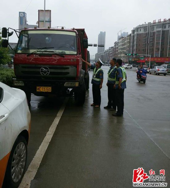 武岡公路超限檢測站端午仍堅守崗位