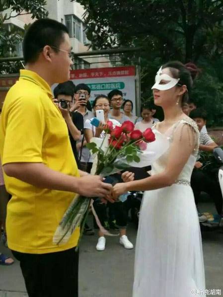 大学女老师穿婚纱求婚男学生现场