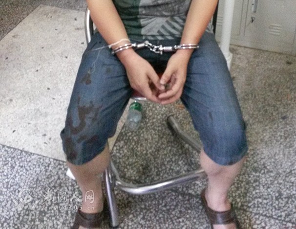 這究竟是為什么?武岡老教師勸架反被打,報(bào)警后又被派出所的民警銬打……這個(gè)社會(huì)還有沒有天理?