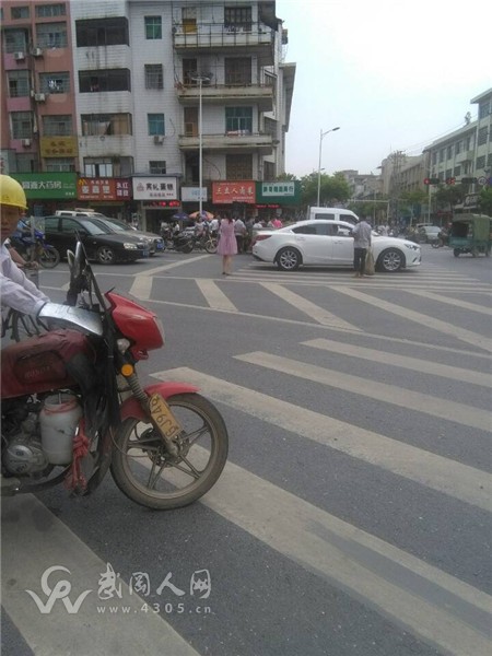 武岡正一酒店旁突發(fā)車禍