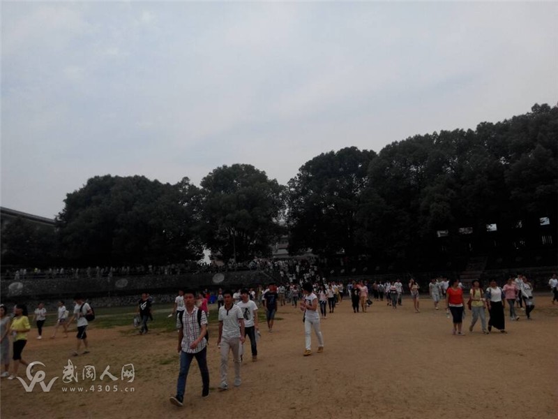 武岡二中首場考試完畢，考生出校園