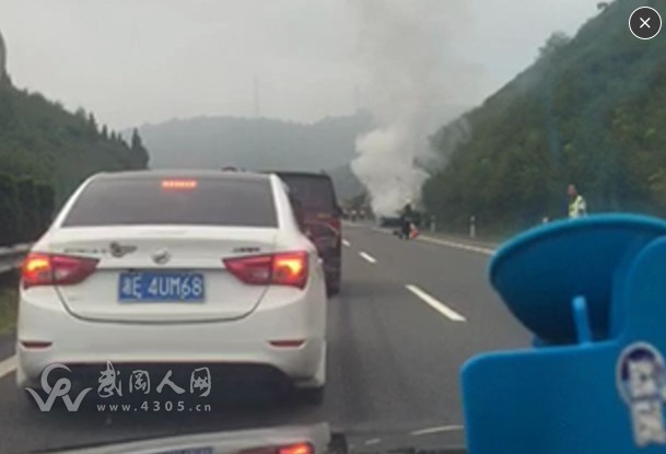 突發(fā)！今晨武岡高速一越野車沖入路基瞬時燃起大火