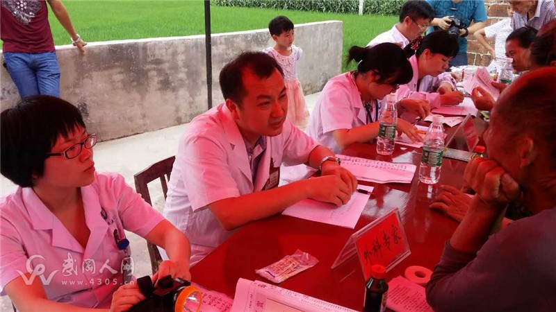 武岡人民醫(yī)院免費(fèi)發(fā)4000元的藥品給村民