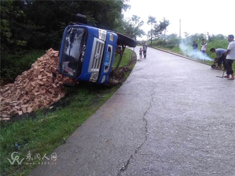武岡雙牌大井路段一卡車仰面翻……