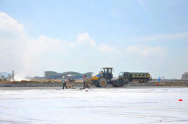 邵陽武岡機場跑道水穩(wěn)層鋪設有序推進