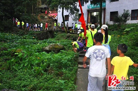 千年古城秀天下，萬(wàn)頃云山棲佛道