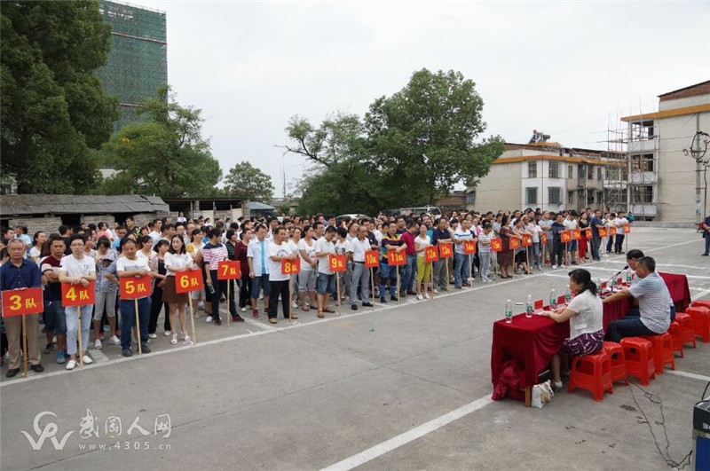 武岡市人民醫(yī)院舉辦 “喜迎國(guó)慶,齊心協(xié)力”拔河比賽
