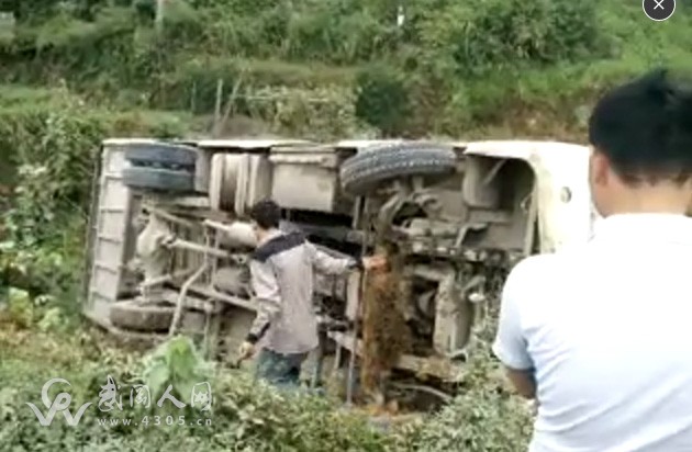 馬坪三堂發(fā)生中巴車側(cè)翻事故!