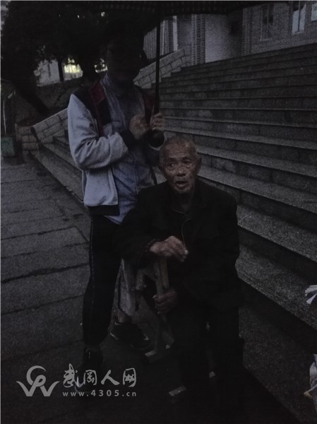 展輝學子救助生病老人