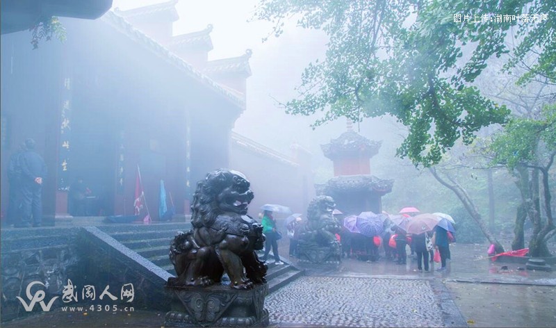 菩萨生日，雨润大地，雾绕云山，胜力寺香火鼎盛