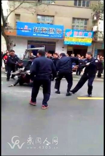 武岡市公安局快速制服一起持刀行兇案件