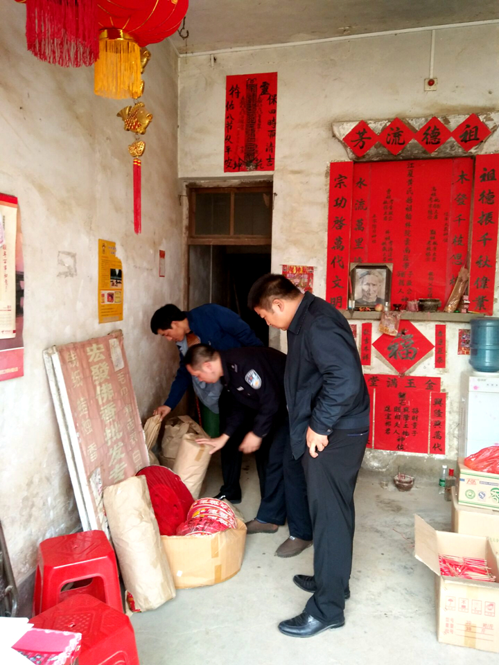 鄧元泰鎮(zhèn)政府對(duì)所在轄區(qū)進(jìn)行安全排查