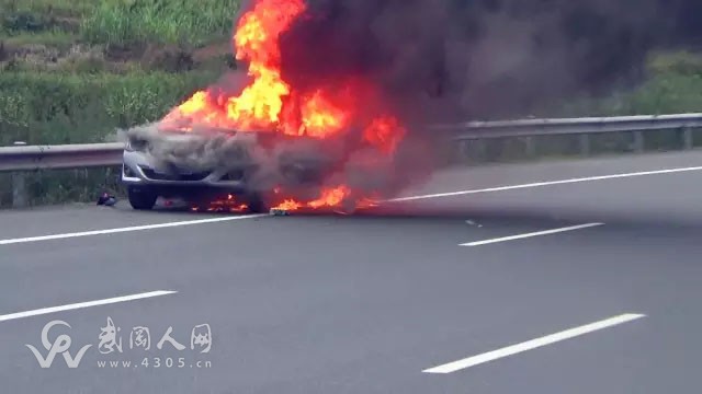 武岡小車洞新高速自燃,現(xiàn)場濃煙滾滾……