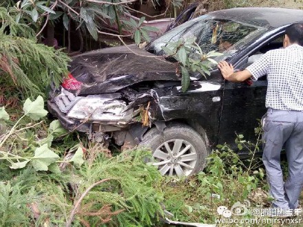 武岡灣頭橋車禍，小車撞上摩托車后翻下馬路！