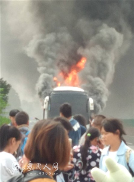 20161009武岡至湘潭大巴車在潭邵高速著火