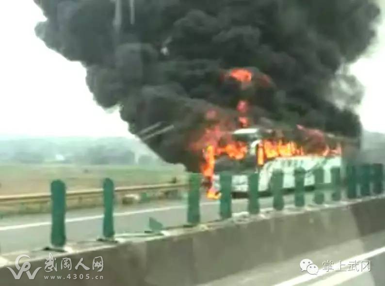 邵陽湘運大巴車起火，整車葬身火海！
