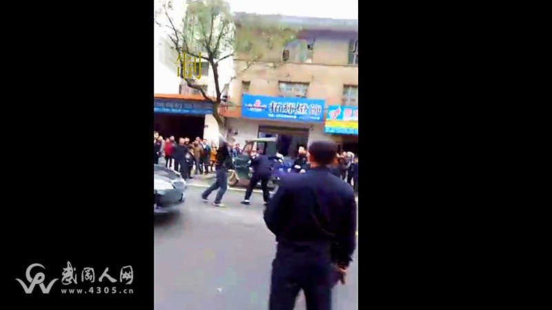 歹徒掛刀砍向公安干警.jpg 歹徒掛刀砍向公安干警.jpg