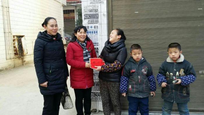 銀行貸款助灣頭橋鎮(zhèn)30余名貧困婦女脫貧奔小康