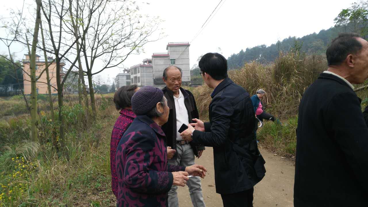 雙牌鎮(zhèn)黨委書記李世斌同志一行在滿背村考察工作