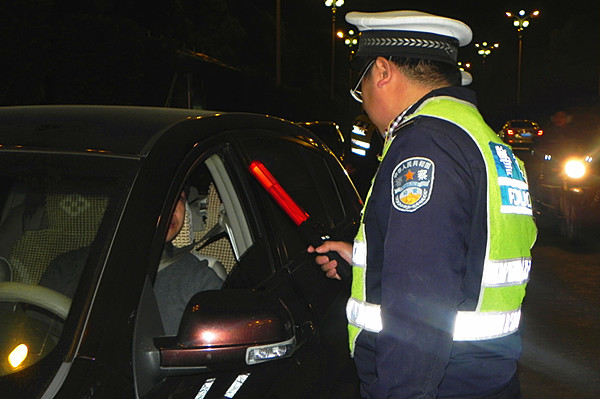 武岡公安出動420人查酒駕毒駕,抓32人
