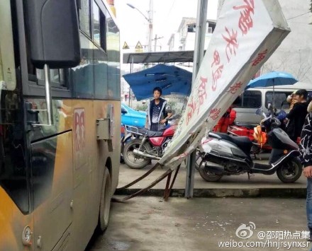 嚇人！武岡一校車自動(dòng)滑行近百米……