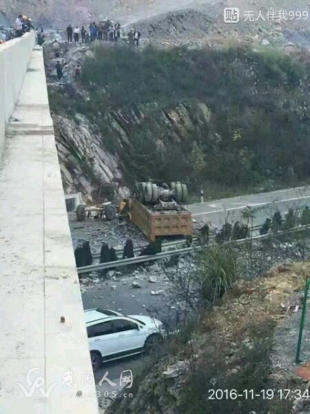 武岡機(jī)場(chǎng)高架橋車禍,一頭栽下駕駛室壓扁