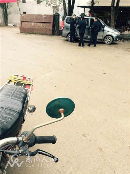 武岡面包車載人趕場被運政看到,要罰款5000元!