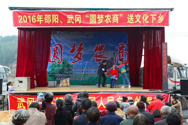 耍起獅子迎劇團(tuán) 坐著火柜看大戲