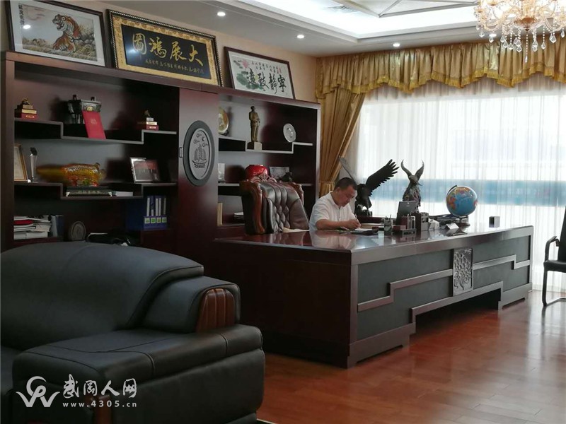 肖总照片.jpg 肖总照片.jpg