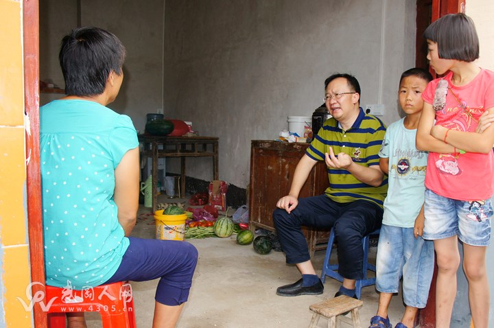 唐克儉檢查指導(dǎo)鄧元泰鎮(zhèn)扶貧工作