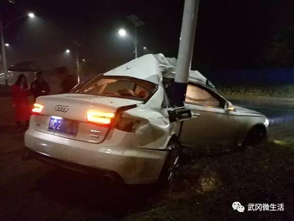 慘，在武岡一奧迪車撞到電線桿，基本報廢！