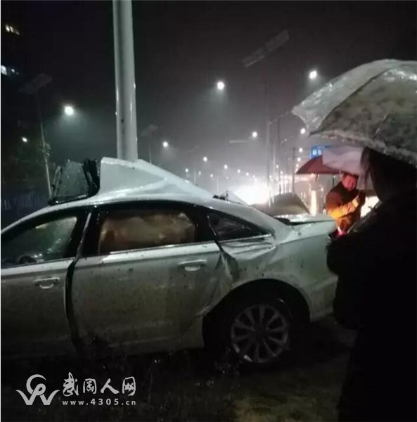 武岡發(fā)生兩起車禍,車都快截成兩段了.....