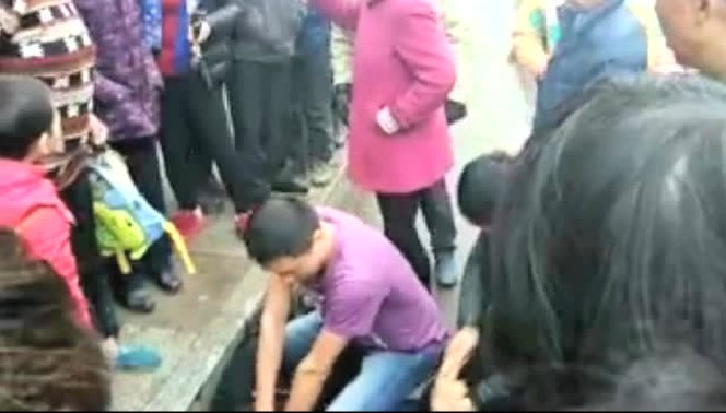暖聞|湖南武岡一老人路邊暈倒,多位好心人接力心臟按壓施救