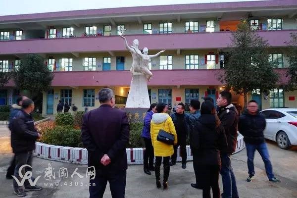 唐克儉調(diào)研農(nóng)村薄弱學(xué)校改造工作