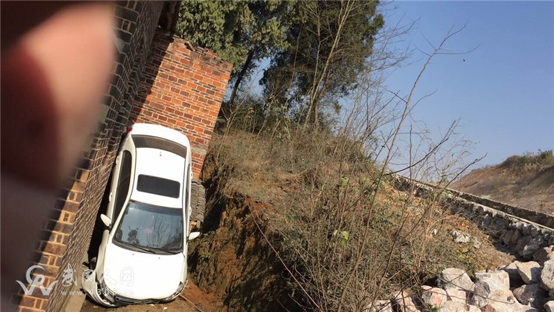 武岡史上離奇車禍，你看這小車開得...