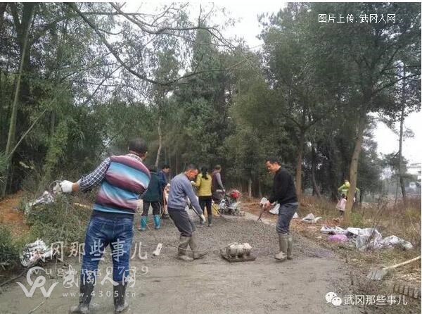 是什么原因?qū)е挛鋵^堂這個村的村民竟要自己修路?