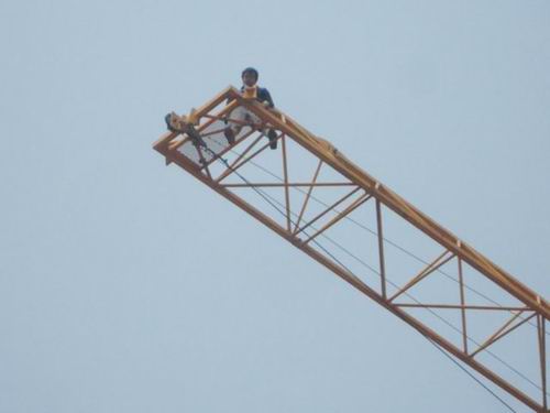 農民工爬塔吊輕生 武岡勞動保障監(jiān)察急化解