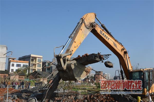 武岡市水西門街道辦事處開展強拆違建行動