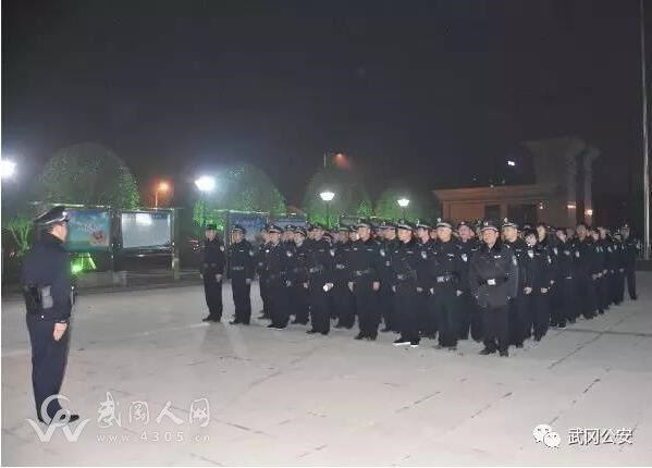 武岡警方集中夜查 抓獲10名違法犯罪嫌疑人